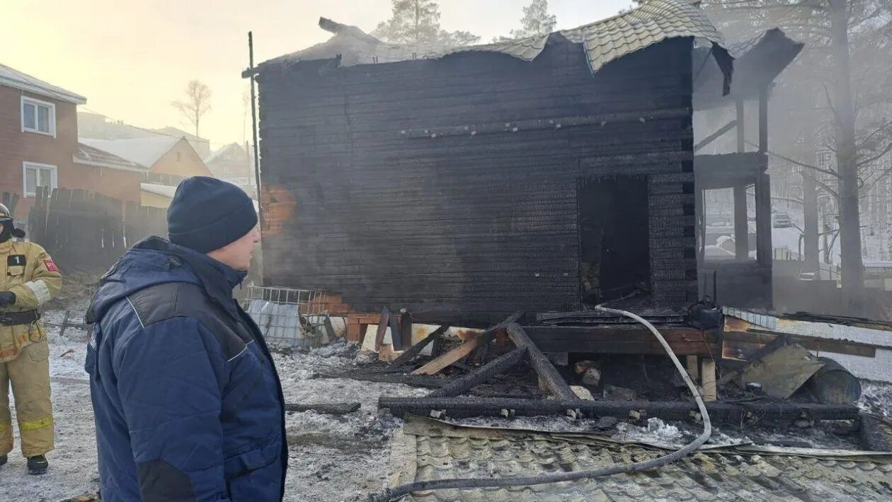 Сгорели камеры. Сгоревший дом. Дом после пожара. Пожар в Иркутске сейчас. Здание после пожара.