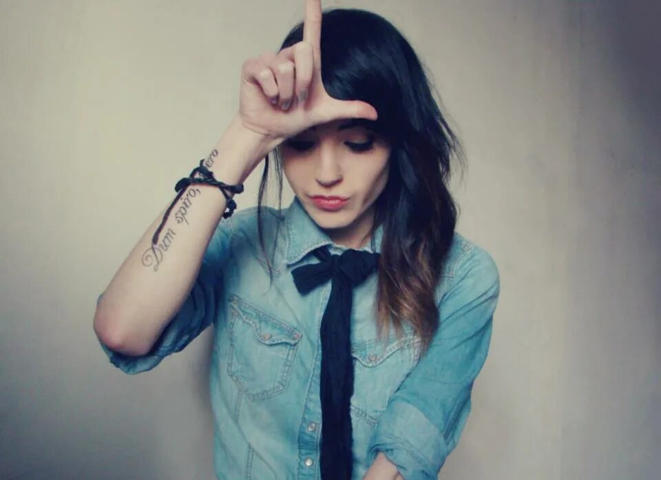 The cool girl. Alie layus. The cool girl. Cool girlfriend. The cool girl.