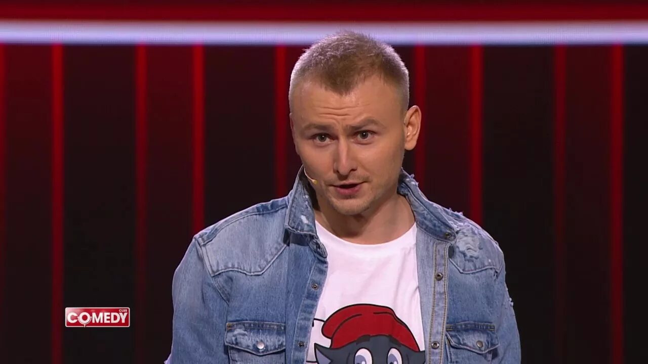 Женя синяков камеди батл. Резидент камеди клаб Женя синяков. Comedy Club Женя синяков 2018. Камеди клаб умершие