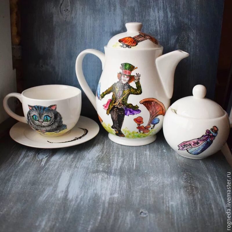 Сервиз алиса. Посуда в стиле алиса в стране чудес. Чайный сервиз в алисе. Сервиз алиса в стране чудес. Игрушки по мотивам сказок.