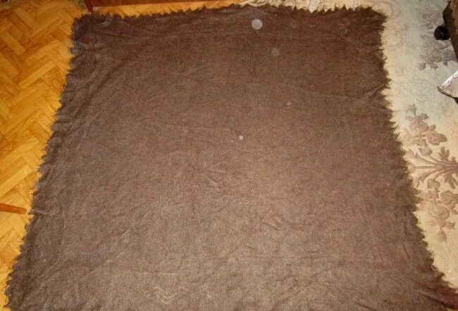 Как высушить пуховую. Куртка на вешалке. Рамка для сушки пухового платка. Пуховый платок серый. Рамка для сушки пуховых платков.