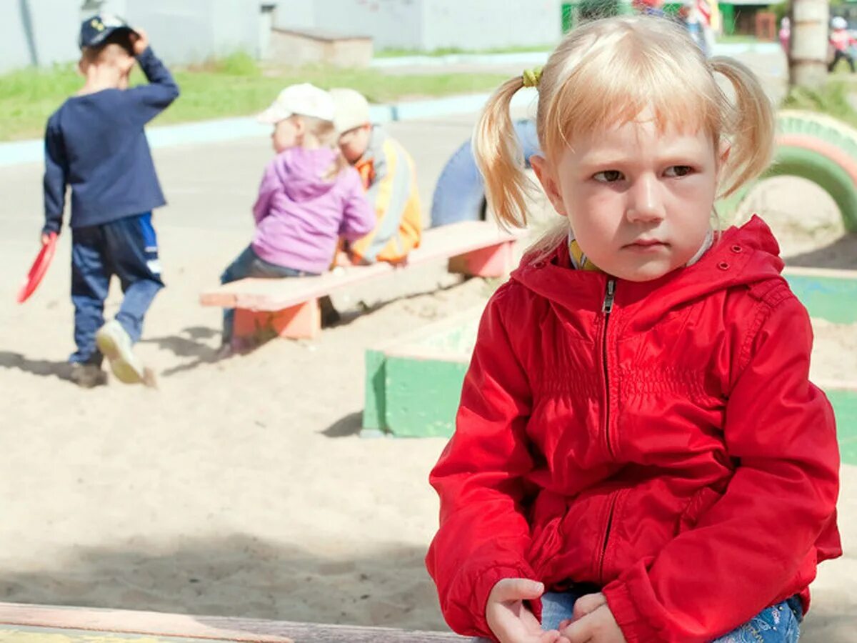 Не хочешь общаться обиделся. Дети на прогулке в детском саду. Дети в садике. Дети обиженные в детском саду. Детки в садике.