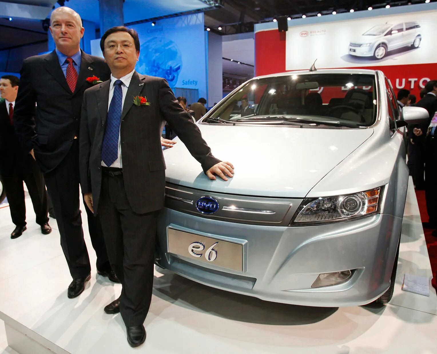 Byd hybrid. BYD e6 электромобиль. Китайский гибрид BYD 2023. Wang Chuanfu BYD. Китайский электромобиль BYD ,r8.