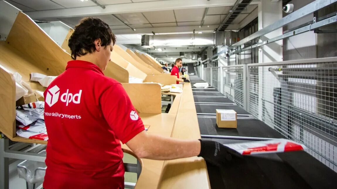 Сортировка упаковка товара. Сортировка на складе. Сортировка на складе. Работник склада. Склад товаров.