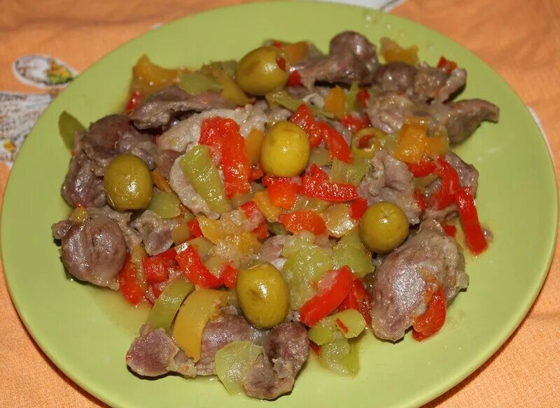 Блюда из куриных желудочков. Куриные сердечки. Желудочки и сердечки куриные рецепт. Блюда из куриных желудочков. Куриные желудки блюдо.