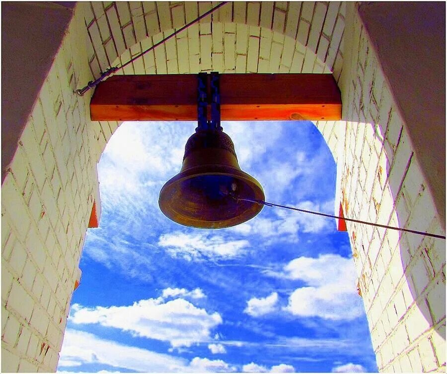 Ночной колокол. Колокольный звон колокол благовест. Небесный колокол. Колокола храма христа спасителя. Колокол арт.