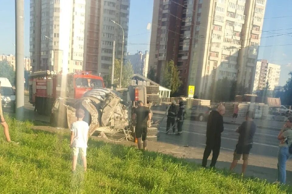 Упал набок. Авария в Рыбацком. Авария на Рыбацком проспекте. ДТП В Рыбацком. Бетономешалка раздавила легковушку.