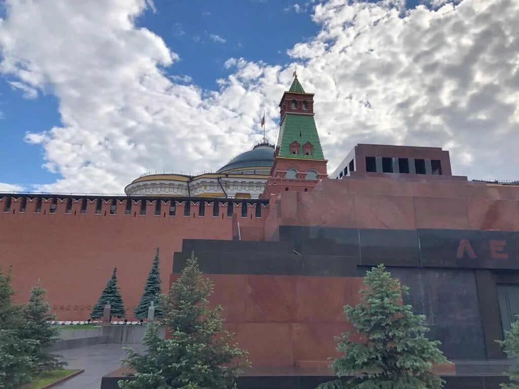 Зубцы кремлевской стены. Стена Кремля зубцы. Профлист на стене Кремля. Что за кремлевской стеной.