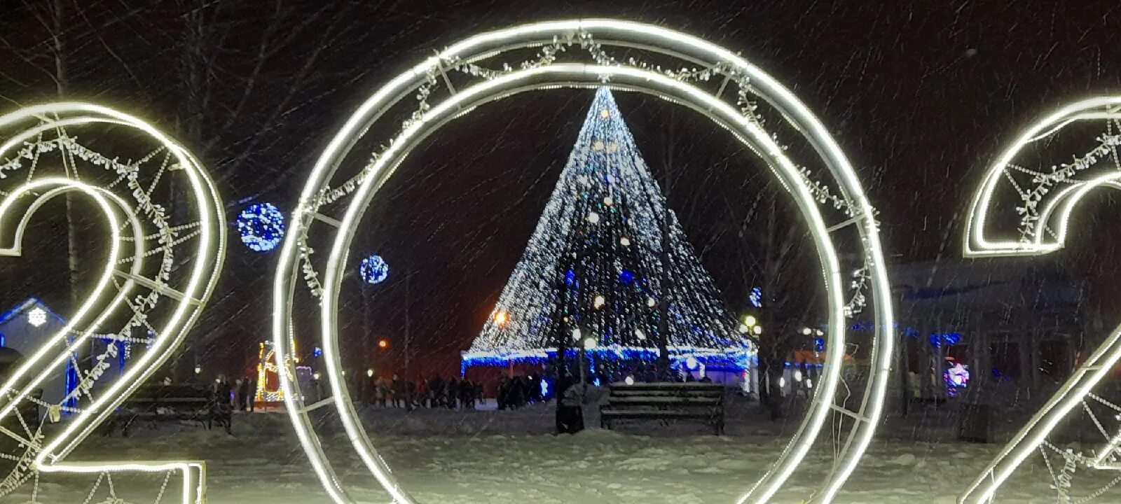 Новогодняя елка чистополя. Новогодняя елка лениногорск чайковского. Елка в чистополе 2022. Елка в чистополе 2022. Чистополь елка в скарятинском.