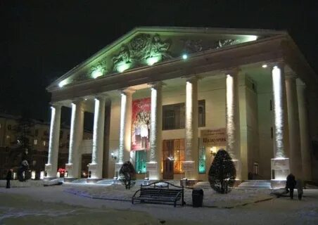 Возле драмтеатра