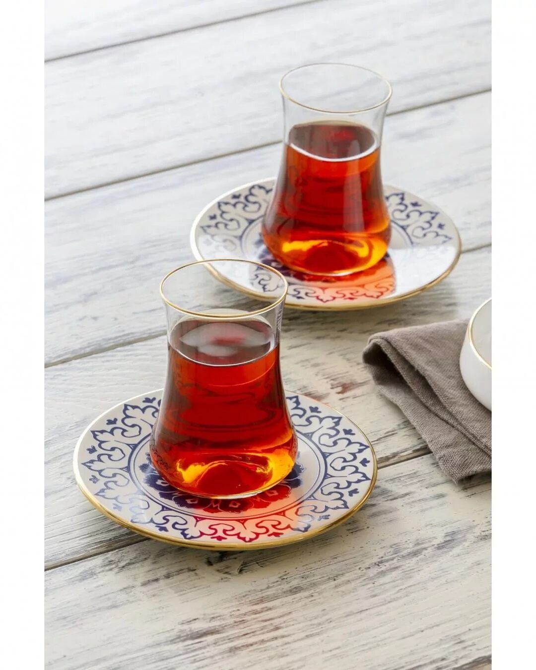 3 2 стакана чая. Стаканы армуды для чая. Армуд стакан для чая. Чайная церемония армуды. Чай в стакане.