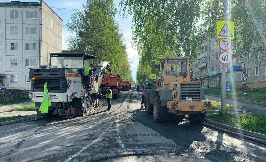 Фрезерование асфальтобетонного. Фрезерование дорожного полотна. фрезерование асфальтобетонного покрытия. фрезеровка дорожного покрытия. отфрезеровали дорожное полотно.