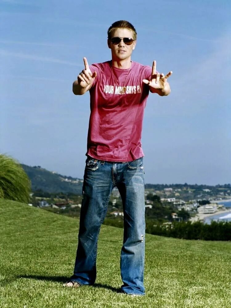 мужчина в солнцезащитных очках. больше 600. метью макконахи интерстеллар. парень улыбается. больше 600.