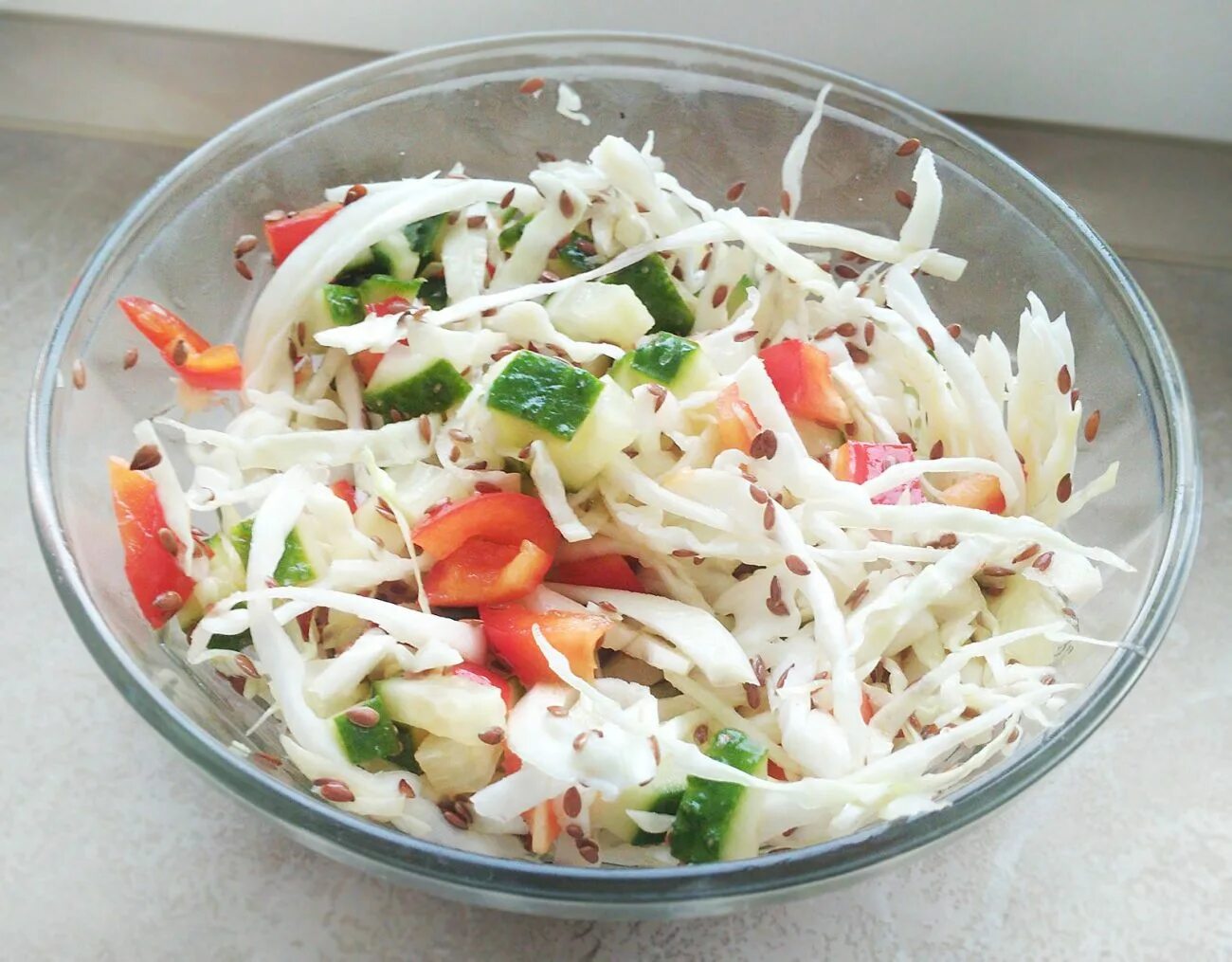 Салат овощной с капустой и огурцом. Витаминный (капуста, перец, огурец, морковь) 100г - 35р. салат витаминный. салат овощной с капустой. салат витаминный с капустой.