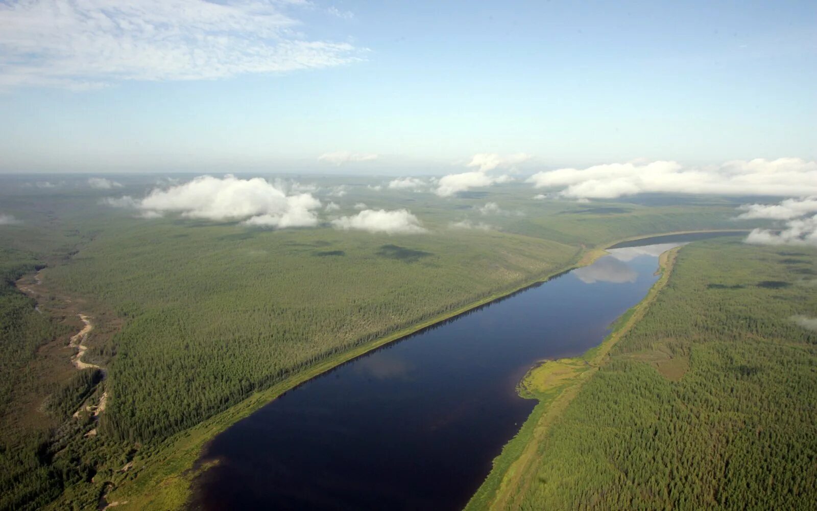 Характер течения реки вилюй. Крупные реки якутии. Якутия, верховья реки вилюй. Притоки реки лена 4 класс. Исток реки лена на карте.
