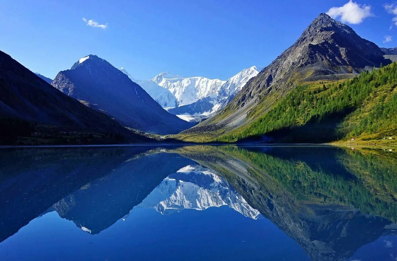 В какой стране находятся горы алтай. Алтай. Белуха озеро Аккем. Аккемское озеро Республика Алтай. Гора Белуха озеро. Горно Алтайск гора Белуха.