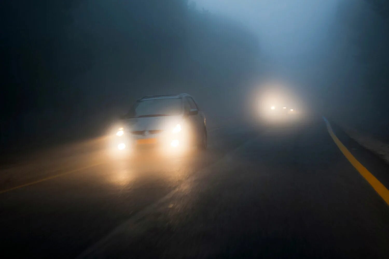 Свет фар. Фары машины в тумане. Дальний свет фар. Езда в тумане. Плохой дальний свет