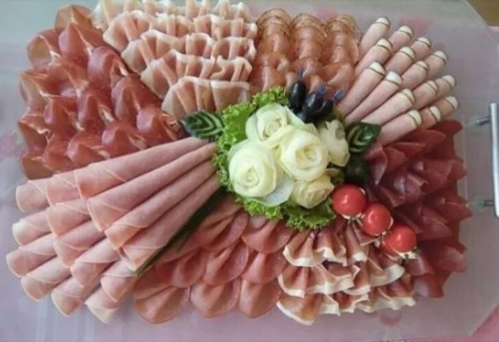 Ручная работа нарезка. Красивая мясная нарезка на праздничный. Красивая нарезка колбасы и сыра. Мясная нарезка на праздничный стол. Красивая нарезка из колбасы и сыра.