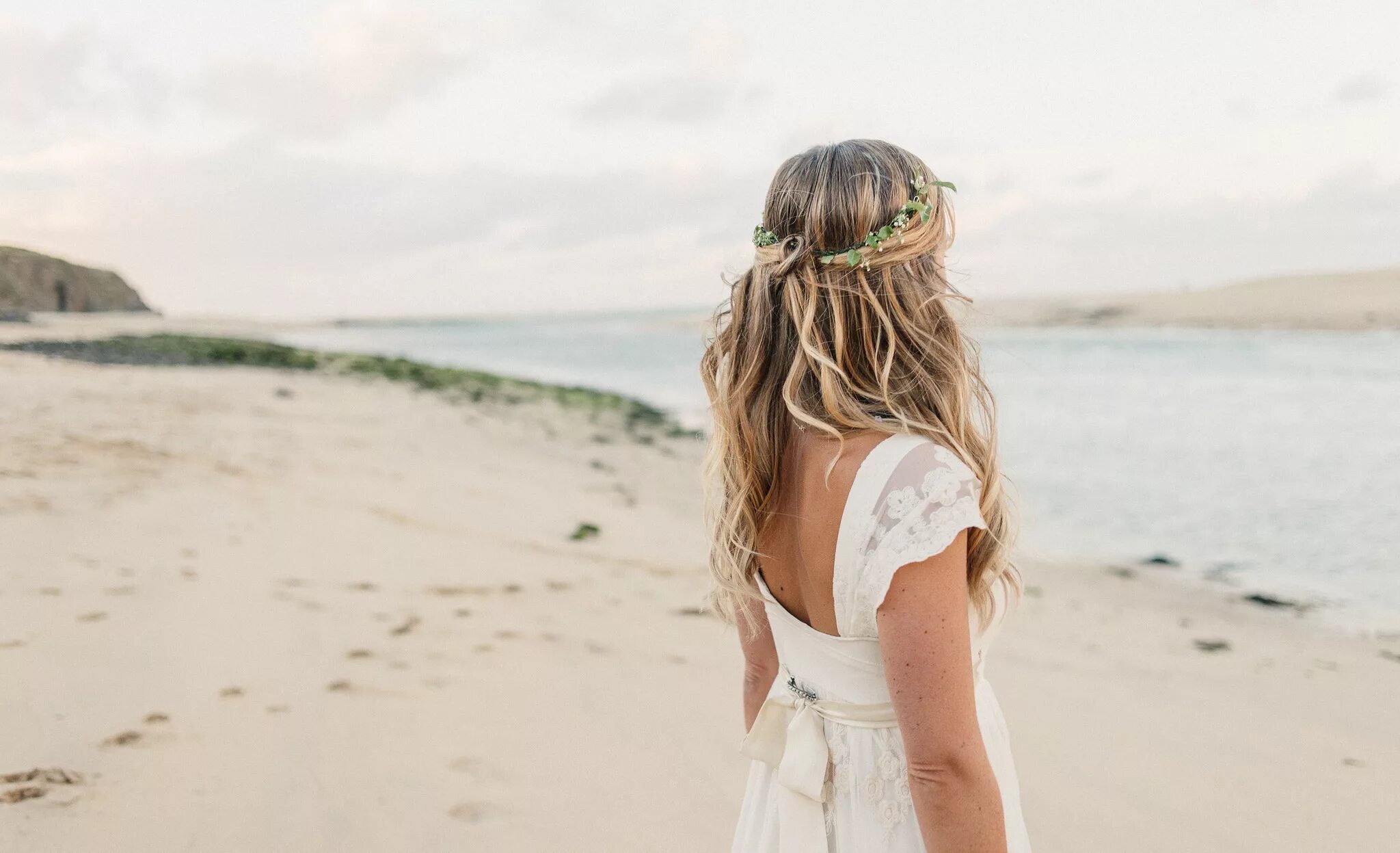 Beached blonde. Блондинка на море. Блондинка со спины. Девушка на пляже волосы. Прически на море.