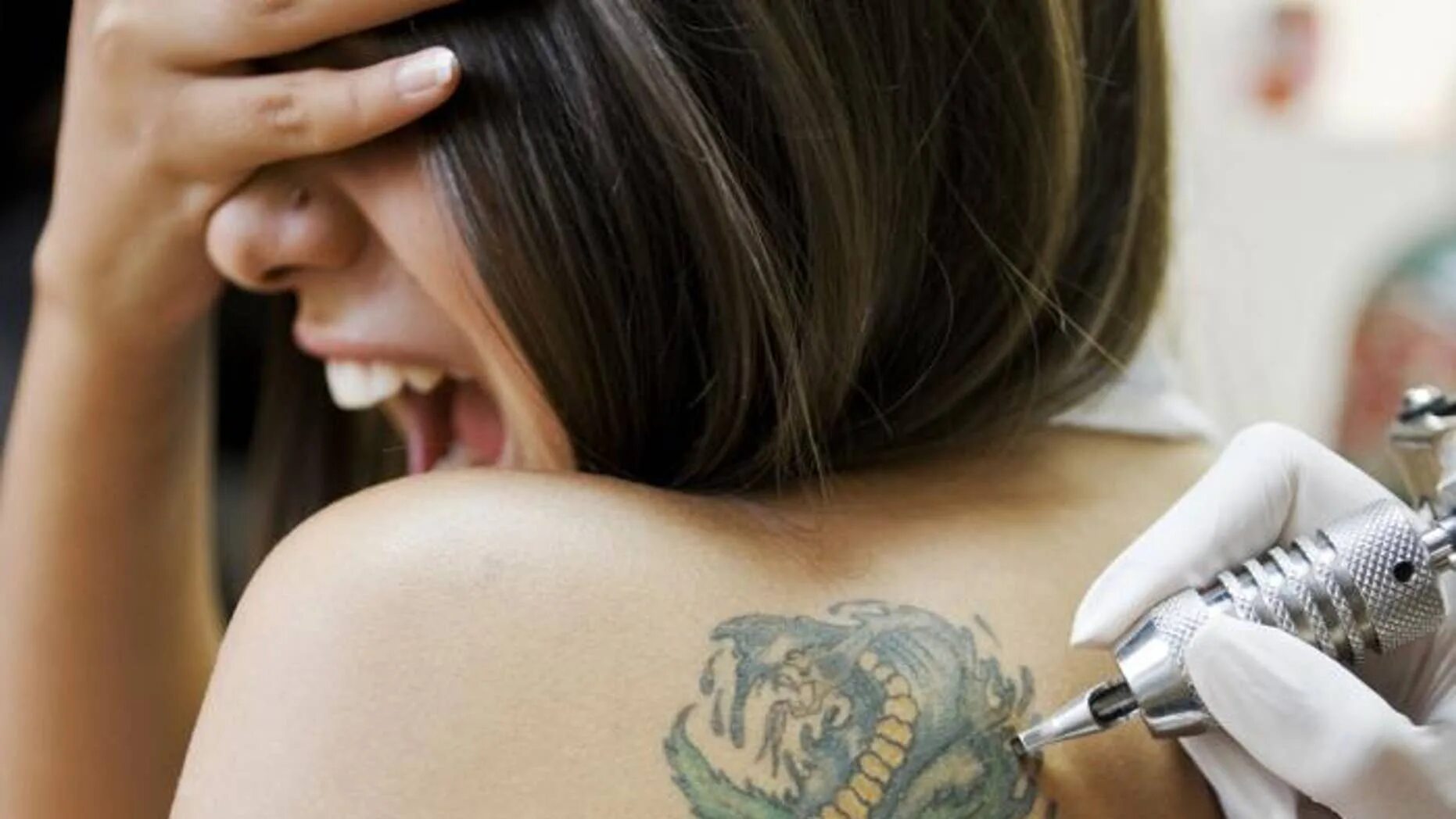 можно делать тату девушкам. анестезия при татуировке. больные песиа для тату. можно делать тату девушкам. тату мастер.