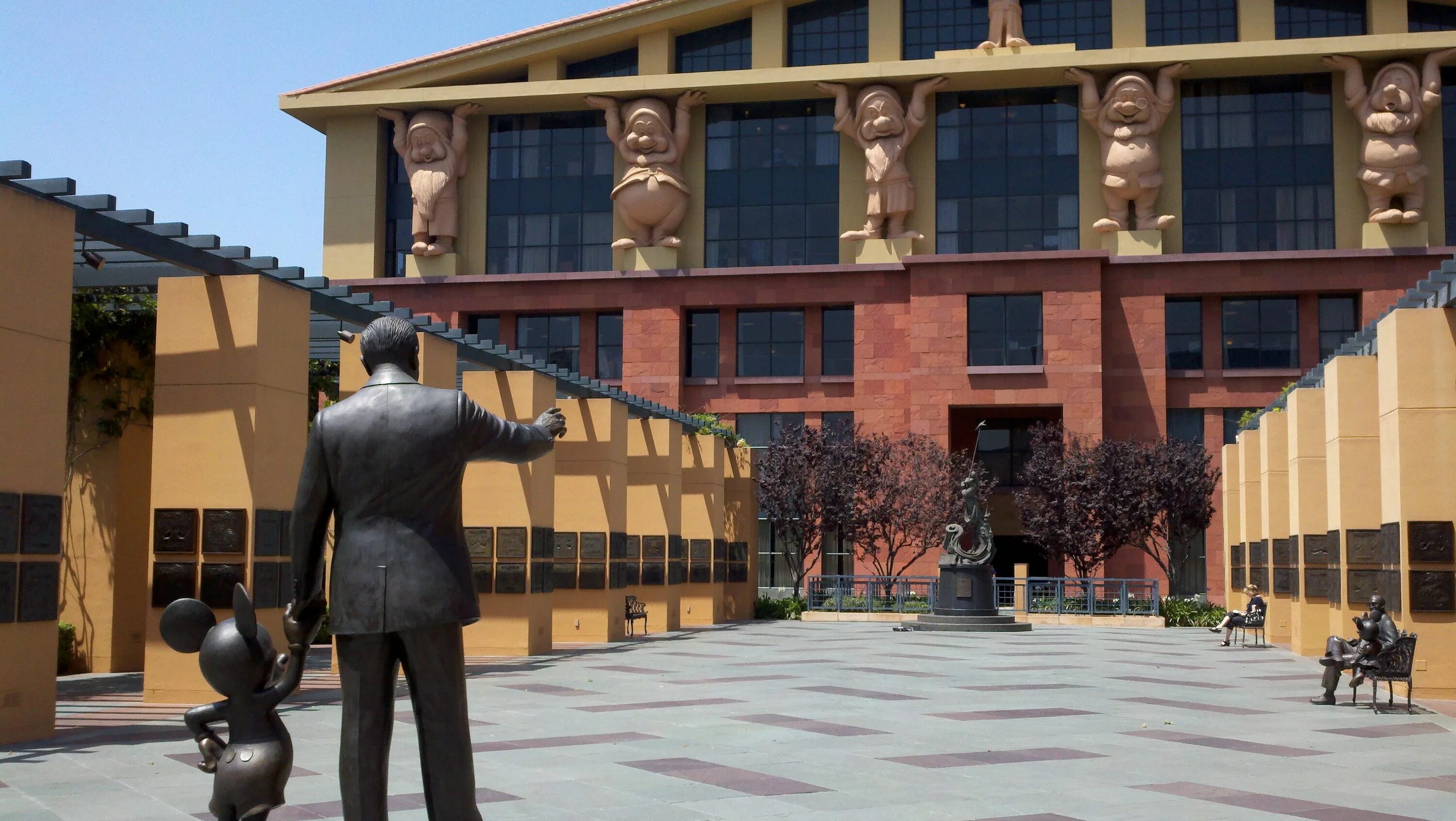 Disney animation studios. Walt disney animation studios бербанк. штаб квартира уолт дисней. the walt disney studios, бербанк, штат калифорния.. здание уолта диснея бербанк.