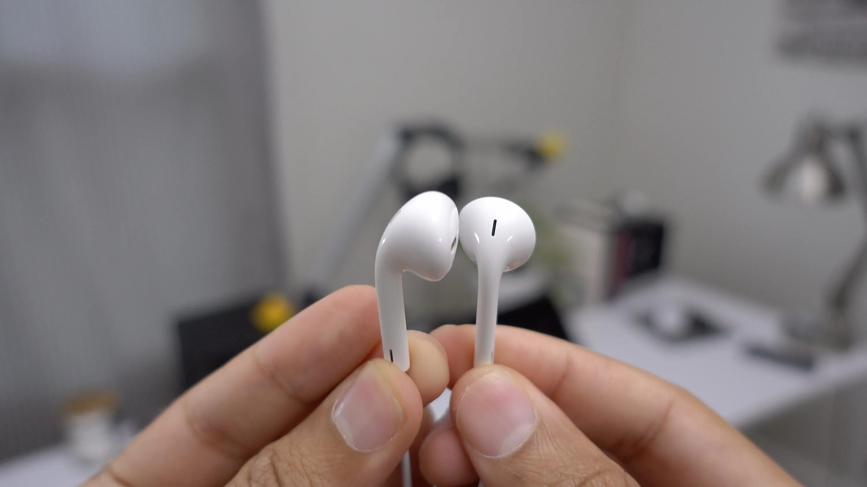 Почему левый наушник airpods. Apple Earpods 3.5 mm. Наушники Apple Earpods Pro 2. Наушники Apple Earpods Lightning. Наушники Apple Earpods 3.