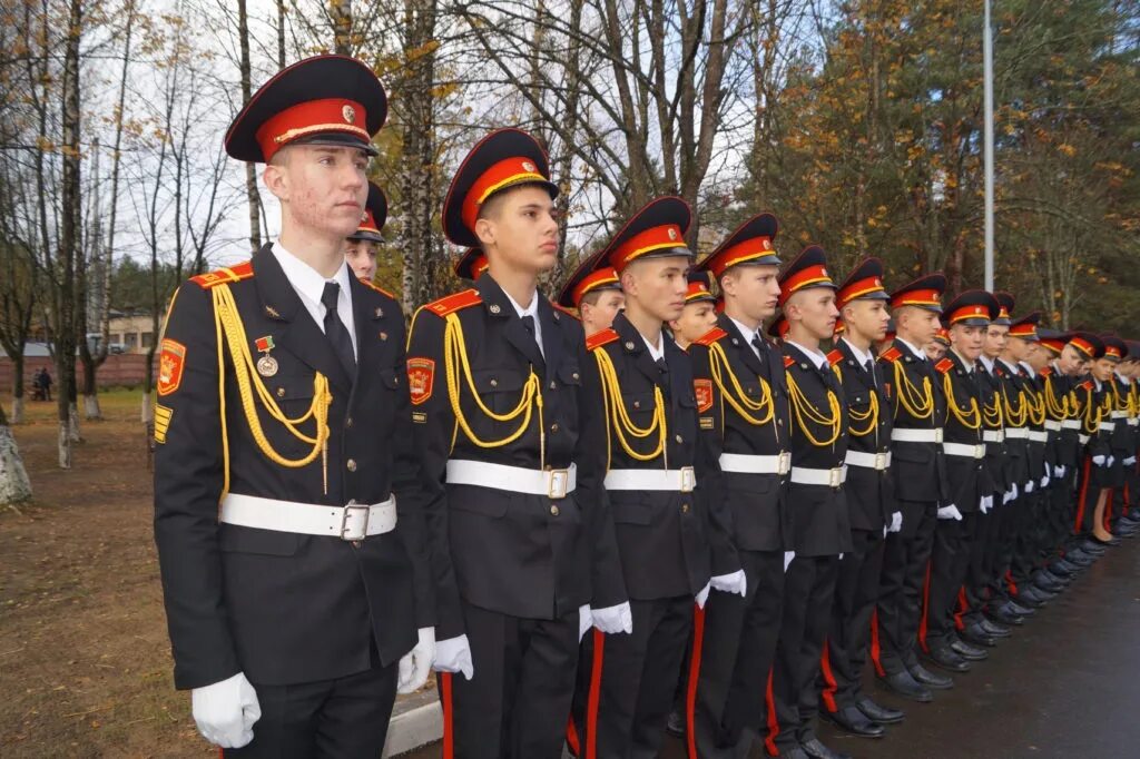 ПАРАЛНЫЙ кителькалетский. Кадетский китель МЧС. Аксельбант кадетский. Парадная форма кадета. Кадетская школа форма