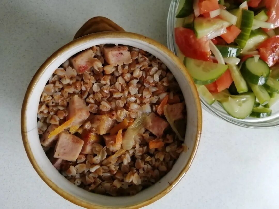 гречка с мясом в горшочке. гречка по купечески с курицей в духовке в горшочках. гречка в горшочке в духовке со свининой. гречка со свининой в горшочках. гречка по-купечески со свининой в духовке в горшочках.