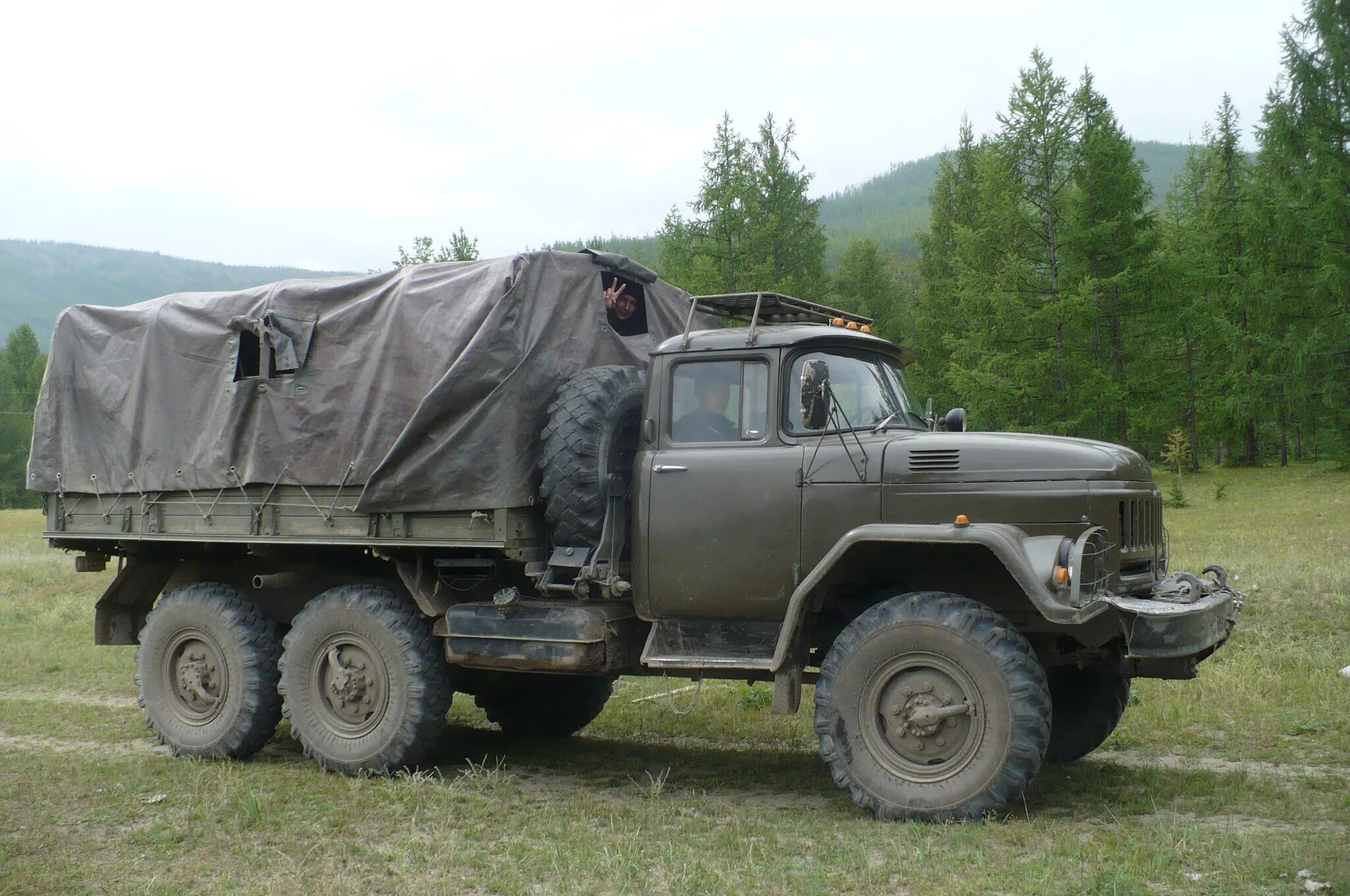 Зил 131 в красноярском. ЗИЛ 131 военный. Грузовик ЗИЛ 131. ЗИЛ 131 военный бортовой. ЗИЛ 131 военный тягач.