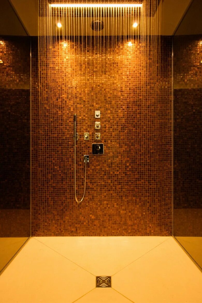 Теплые стены в душе. Ванная комната с тропическим душем. Освещение в душевой. Подсветка в душевой.