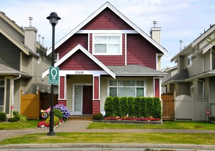 Как выглядят обычные дома Board and Batten Siding Home Exterior. The following is further detail on the si