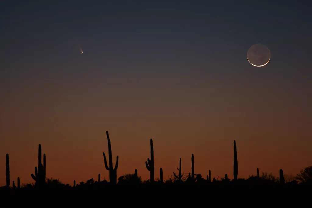 Большая луна на экваторе. Луна на экваторе земли. Серп луны. Ночь на экваторе. Луна на экваторе земли.
