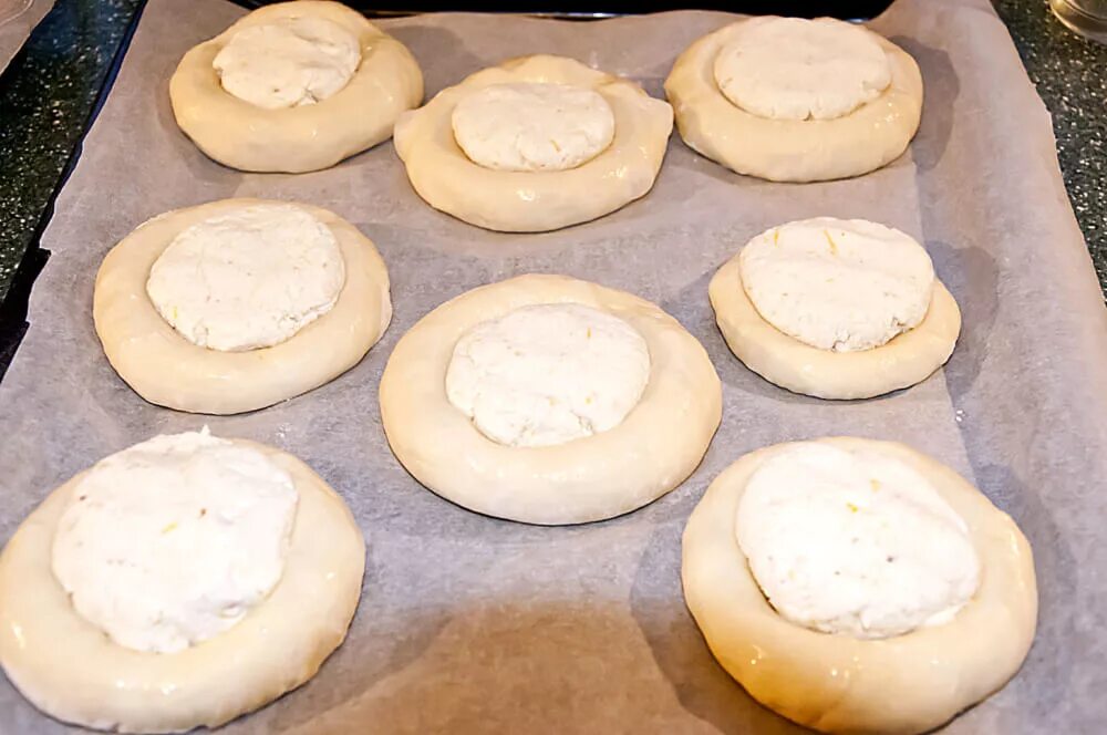 Формы лепки ватрушек. Форма ватрушек с творогом из дрожжевого теста. Как сделать ватрушку с творогом из дрожжевого. Ватрушки с творогом из дрожжевого теста. Ватрушки с творогом от анастасии скрипкиной.