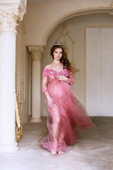 Платье для беременных на фотосессию. Фотосессия беременности в платье. Розовое платье для беременных. Фотосессия беременной в розовом платье. Беременный прокат