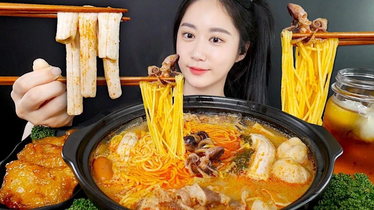 Мукбанг корея новые. Buldakbukkummyeon Noodles MUKBANG Challenge. MUKBANG famous.