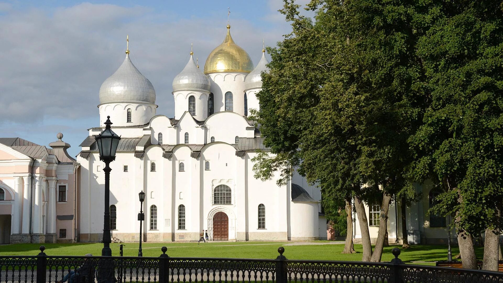 Софийский кафедральный собор в Новгороде. Храм в Великом Новгороде Софийский. Софийский собор в Новгороде архитектура. 1052 Освящён Софийский собор в Новгороде.