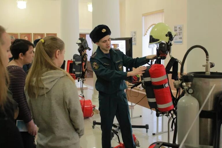 Обучение пожарной безопасности. Пожарная безопасность образование. Обучение мерам пожарной безопасности. Занятия по пожарной безопасности на предприятии. Пожарно технические учреждения