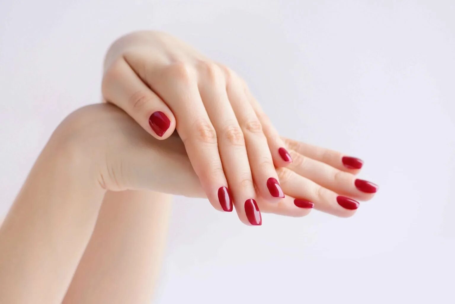 Красный маникюр. Женская рука с красным маникюром. Красивые ногти на руках. Маникюр на Красном фоне. Фотки красивых рук