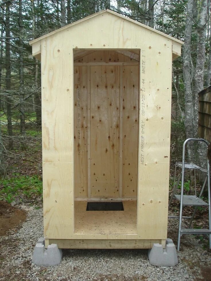 Уличный туалет своими руками из дерева. Туалет дачный. Туалет дачный деревянный. Уличный туалет для дачи. Туалет из дерева для дачи.