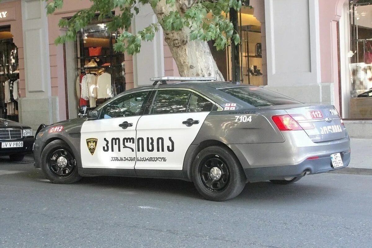 Такси в грузии. Грузинская полиция Ford Taurus. Georgian Police Грузинская полиция. Полиция Грузии машины. Патрульные машины в Грузии.