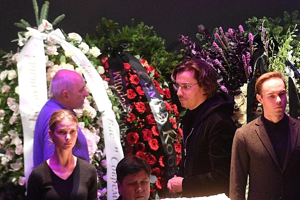 Концертный директор пугачевой елена чупракова. Аллу пугачеву похоронят на кузьминском кладбище. Пугачева на похоронах краснова. Прощание с борисом красновым. Пугачева жива или нет новости 1 канал.