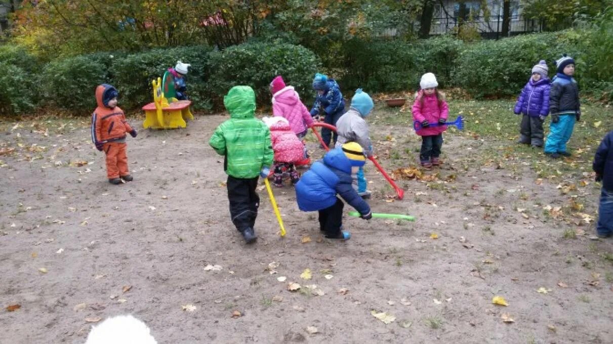 Игры на прогулке в старшей группе весной. Фотоотчет осенняя прогулка 2 группа раннего возраста. Утренняя прогулки с детьми младшего возраста. Видео прогулки с детьми младшего возраста.