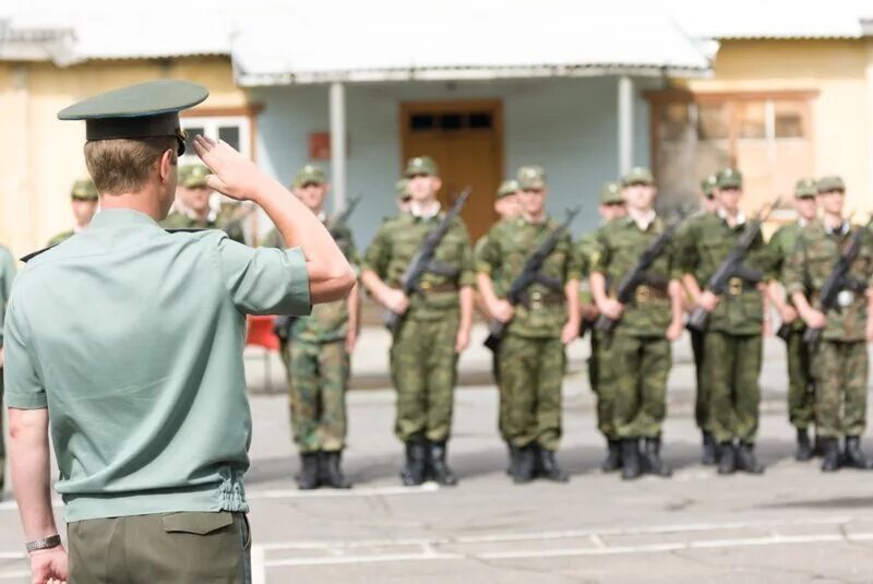 Почему на военную службу не брали бедняков. Воинское Приветствие в армии. Армия честь. Солдат отдает честь. Честь военнослужащего.