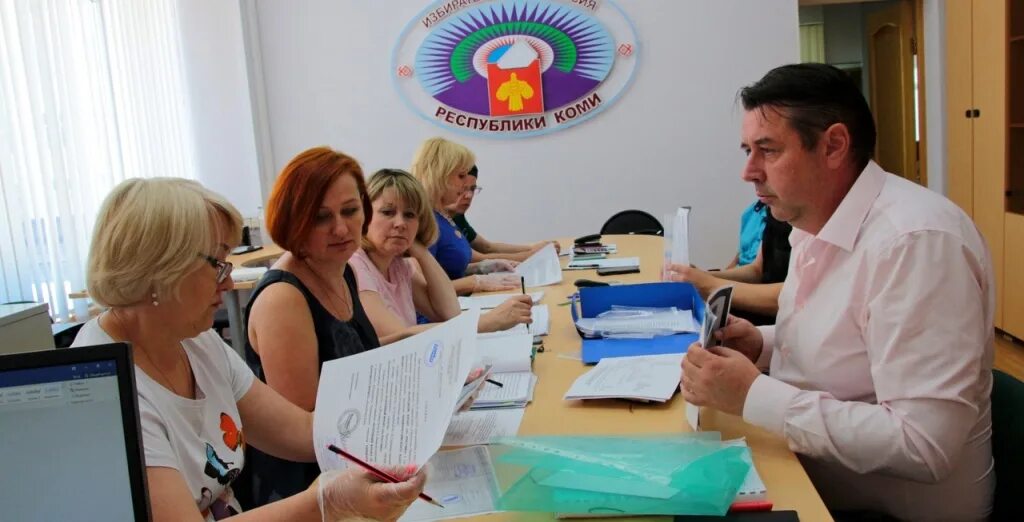 избирательный участок табличка. избирательный пункт. государственная дума республики коми. надпись избирательный участок. вывеска избирательная комиссия.