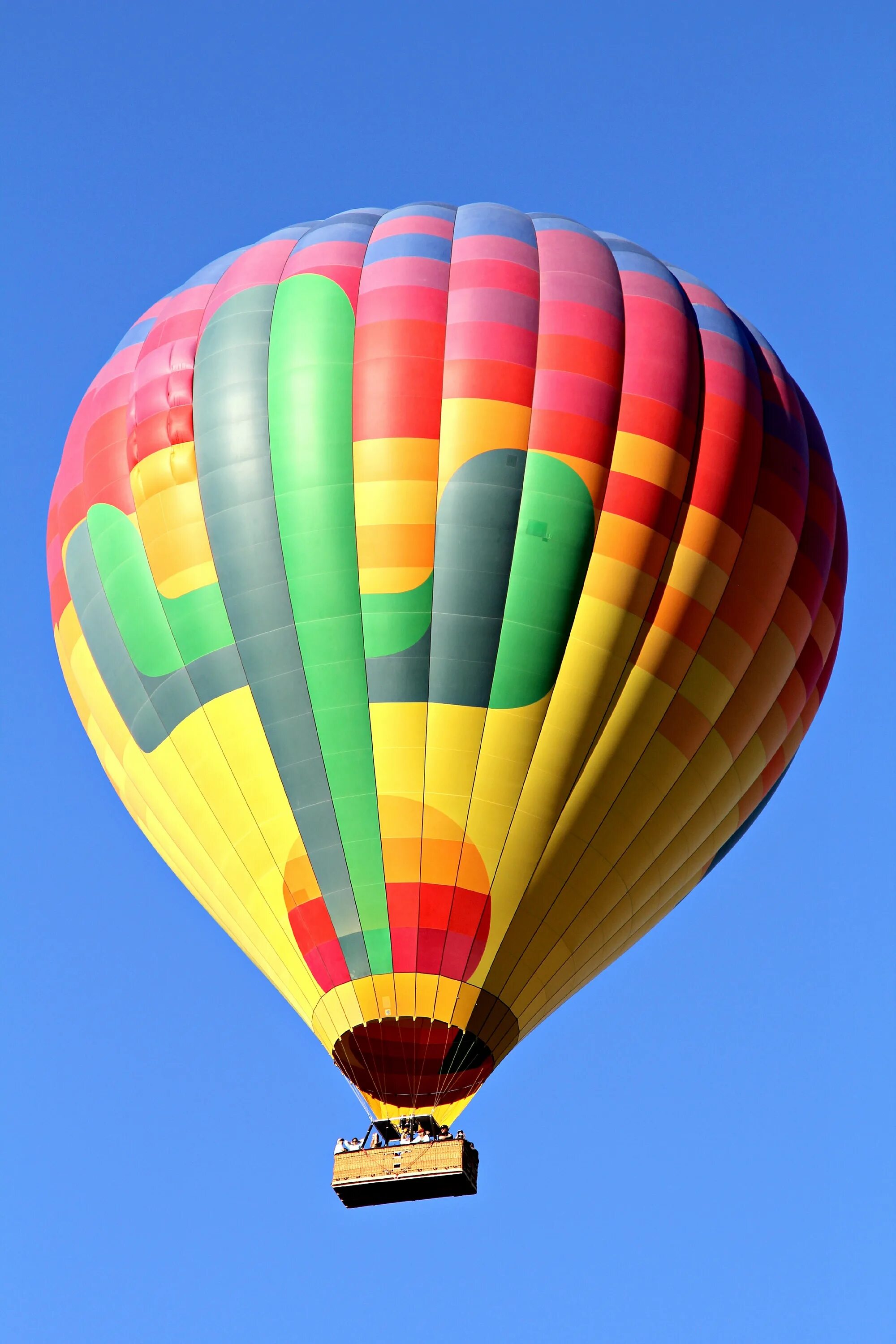 Летающий шар с корзиной. Воздушный шар. Воздушный шар разноцветный. Vozdushnyye shar. Летающие воздушные шары.