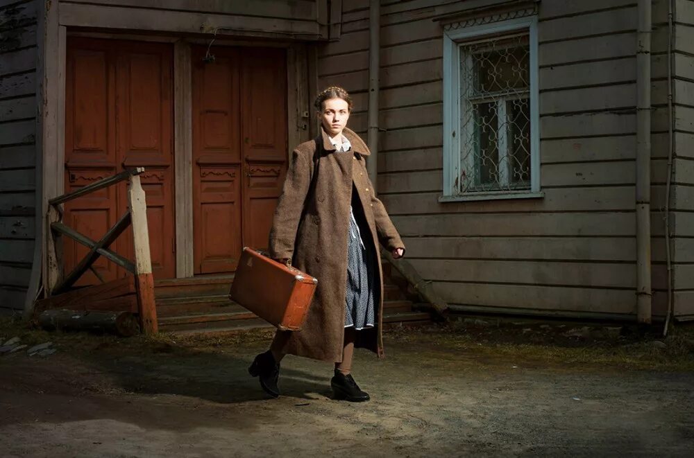 Приехал из провинции. Люди в деревне. Деревня в глубинке. Фотосессия с чемоданом в пальто. Деревенские люди.