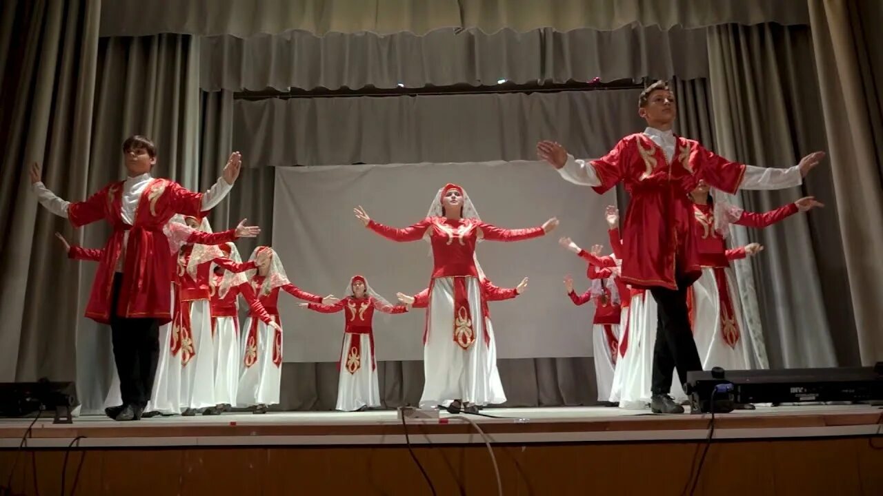 Spitakci hayko hay axchik new. Лорке армянский танец. Хайко армянский певец. Армянски клип. Армянские песни лорке.
