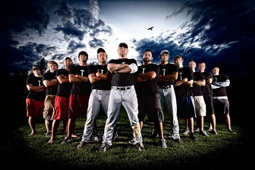 рабочий коллектив. коман. успешные молодые люди. идеи для фотосессии команды. групповые фотосессии для спортивного стиля.