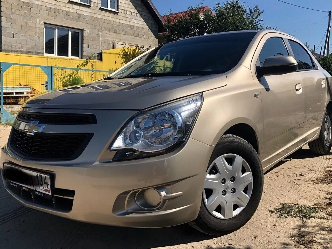 Шевроле кобальт купить в спб. Chevrolet Cobalt 1.5 MT, 2013. Chevrolet Cobalt золотой. Шевроле кобальт седан золотистый. Chevrolet Cobalt золотистые.