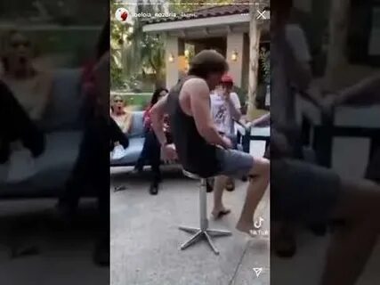 На одном столе стоял даже сломанный стул